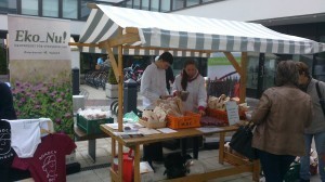 EkoNu! delade bord med Yrkesakademin i Österbotten vars eleverna sålde ekologiskt knäckebröd och ekologiskt havre-morotsbröd.