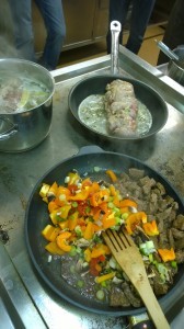  Färgglad wok, bredvid oxbingan till vänster och den hoprullade lammbríngan till höger.