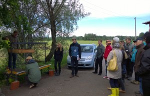 Demonstration av hur olika marktäcken håller fast näring och jordpartiklar vid regn